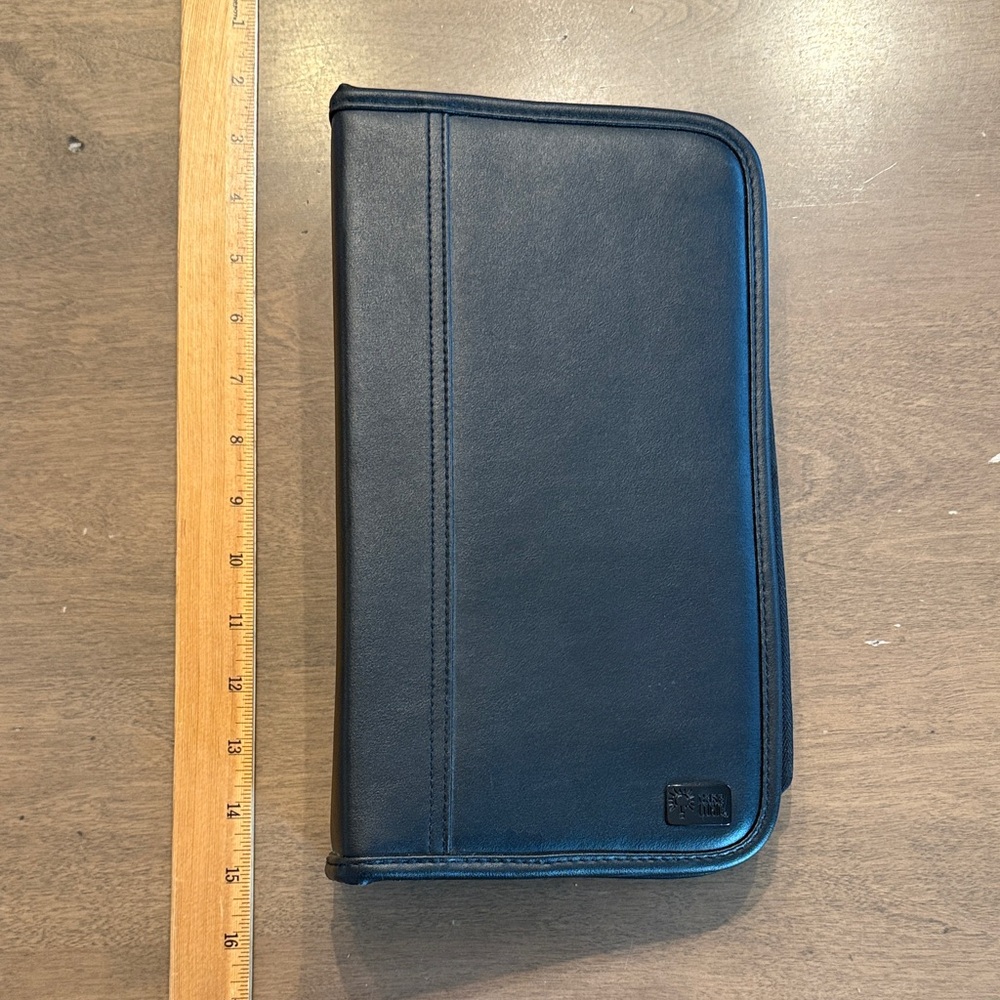 Case Logic Caselogic Black Zip Portfolio CD and/or DVD case holds 64